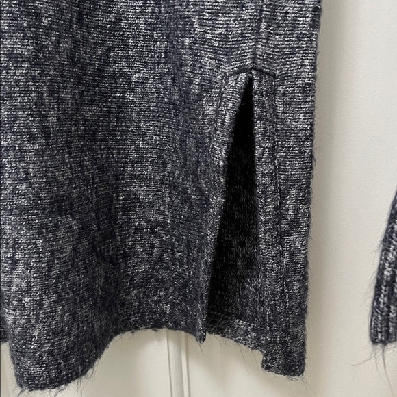 Michael Stars Navy & White Heathered Lightweight V Neck Sweater - Size Small - Picture 10 of 16